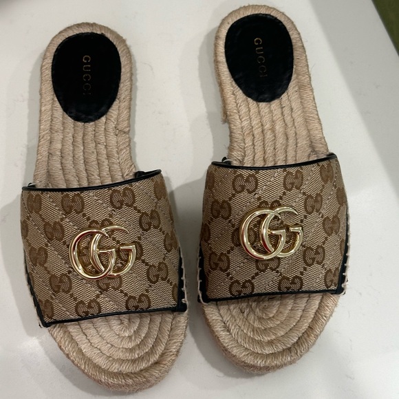 Gucci slides, worn 2 times only! Size 37 1/2. Fits like a woman’s 6 1/2 to 7. - Picture 2 of 12